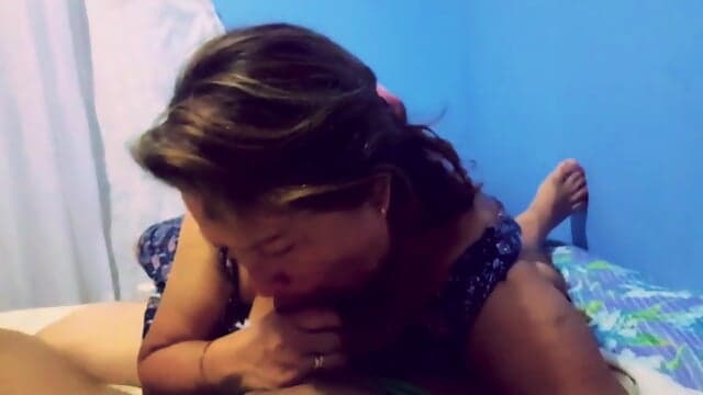 MUJER MADURA CHUPA UNA  VERGA Y SE FOLLA A SU DUEÃO POR UN ORGASMO