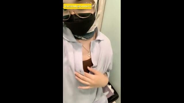 Si lidya jilbab lagi colmek di toilet mall