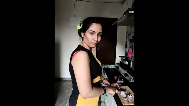 DESI BHABHI IN SAREE SEXY