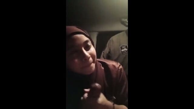 Awek Tudung Kulum Batang Dalam Kereta (Reupload)