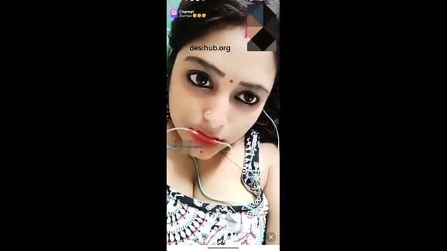 Jhampa Aunty Exposes Big Tits on Chamet Live Show and Presses Them for All to See