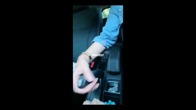 Hjab Spill Tetek di Dalam Mobil