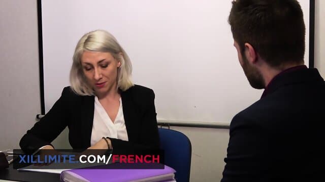 Julie Holly-La Recruteuse Est Une Cougar AffamÃ©e
